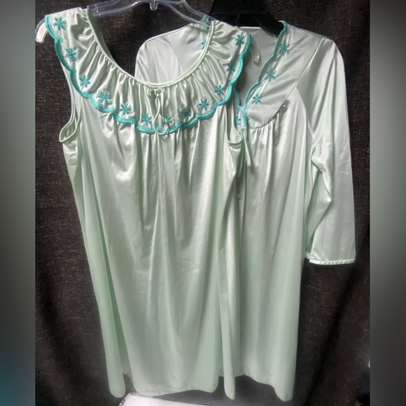 JC Penney Embroidered Gown Housecoat Set - Picture 2 of 16